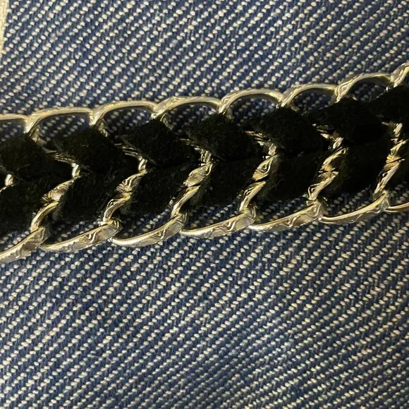 Silver  chain interwoven with black satin belt - Picture 2 of 4